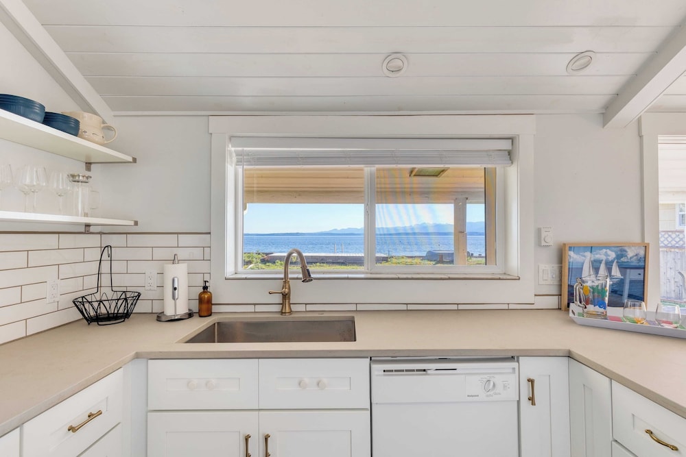 Cozy Whidbey Island Stay Steps on the Beach Fireplace, Bbq, Near Trails
