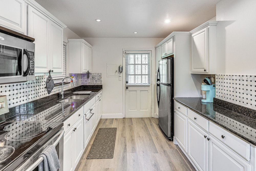 3 Mi to Hard Rock Stadium: Cozy Home w/ Patio