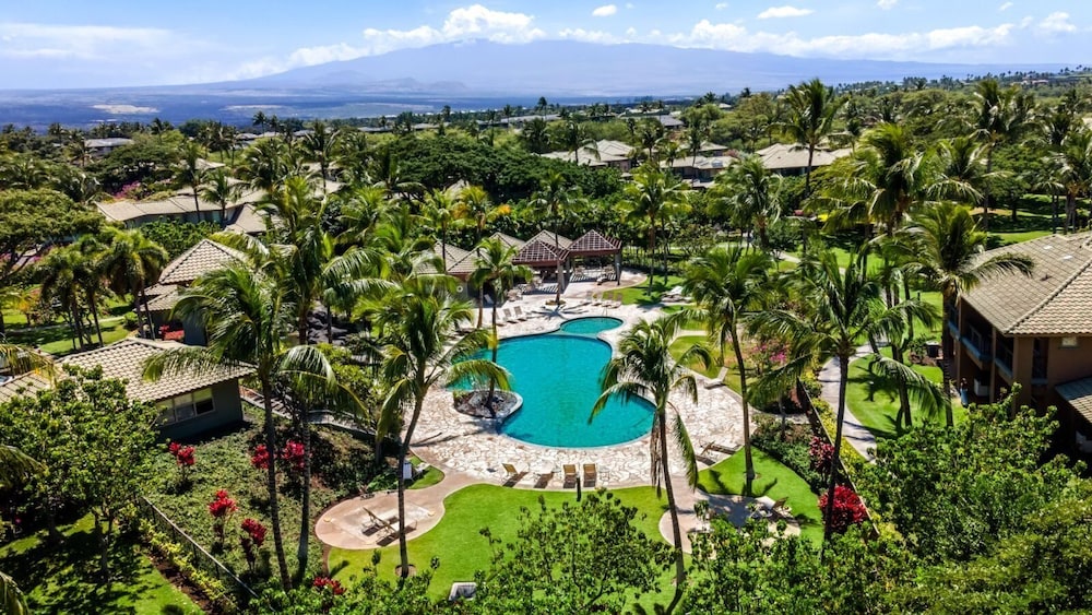 Walk to Restaurants/shopping - Excellent Golf Course Views - Private Beach Access - Vrkcv