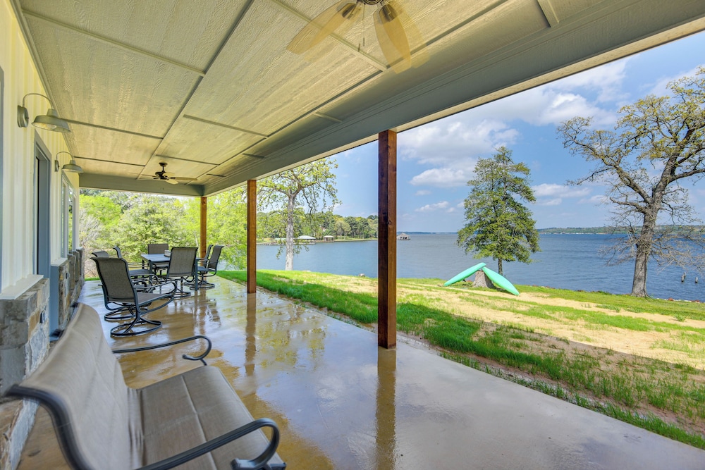 Lake Palestine Vacation Rental - Steps to Water!