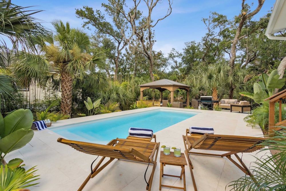 Serenity at Surfside by Avantstay Pool, Porches, Fire Pit & Arcade Near Vilano Beach