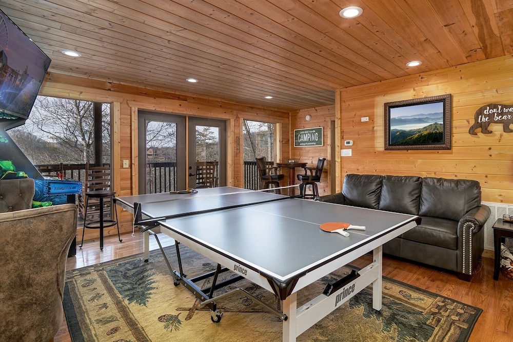 Appalachian Lodge - 4 Bedrooms, 4 Baths, Sleeps 14 Home by RedAwning