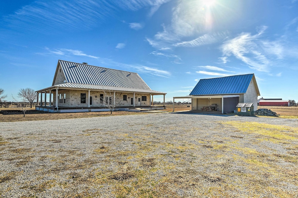 8 Mi to White Rock Lake: Spacious Krum Home