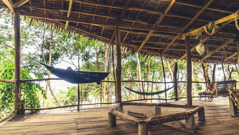 Driftwood Hostel and Bungalows