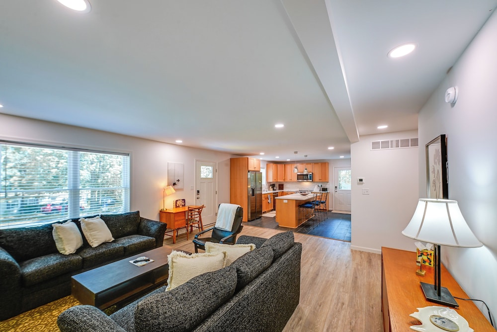 Coastal Comfort: Rehoboth Beach Getaway w/ Porch!