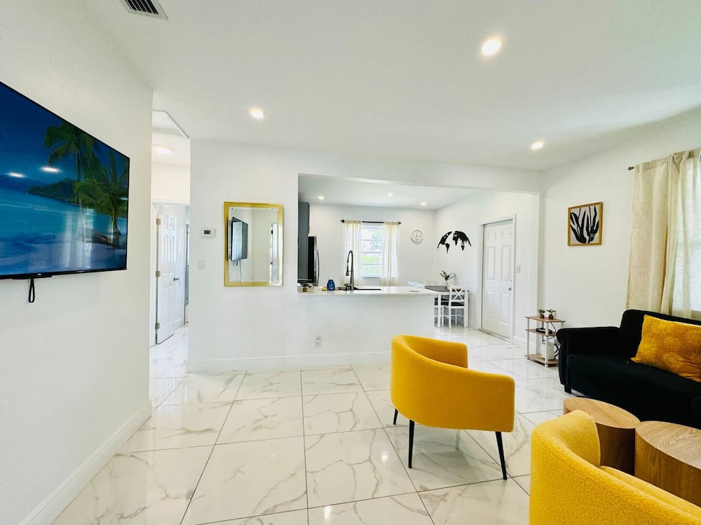 Modern 2-bedroom Retreat Near Beach Airport