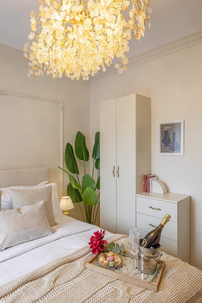 Parisian-Inspired 1BR in the Heart of Bucharest - Balcony, AC & Fully Equipped