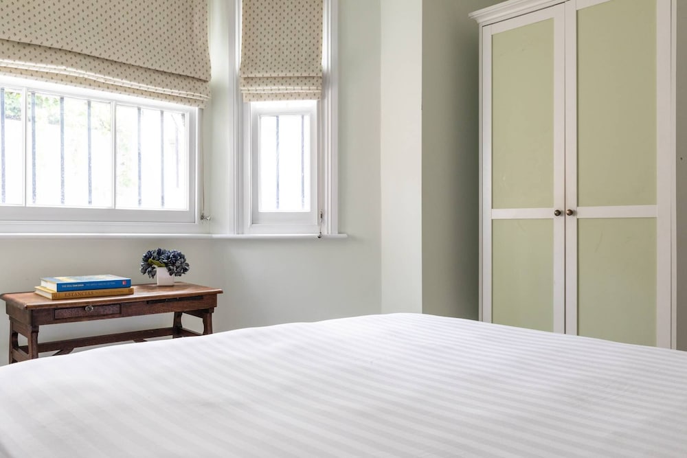 Warwick Gardens II by Onefinestay