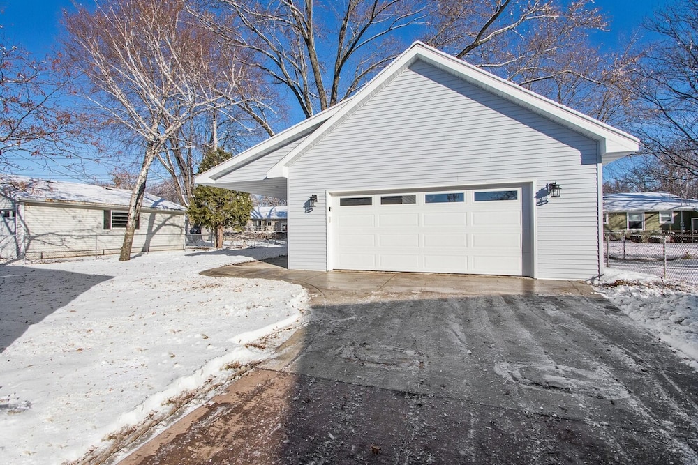 House w Finished Garage Walk to Lambeau Bars Resch