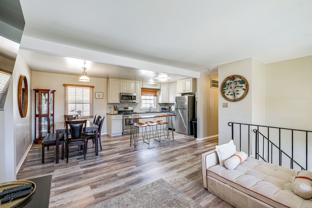 Commute to Alexandria & DC: Home w/ Shared Yard