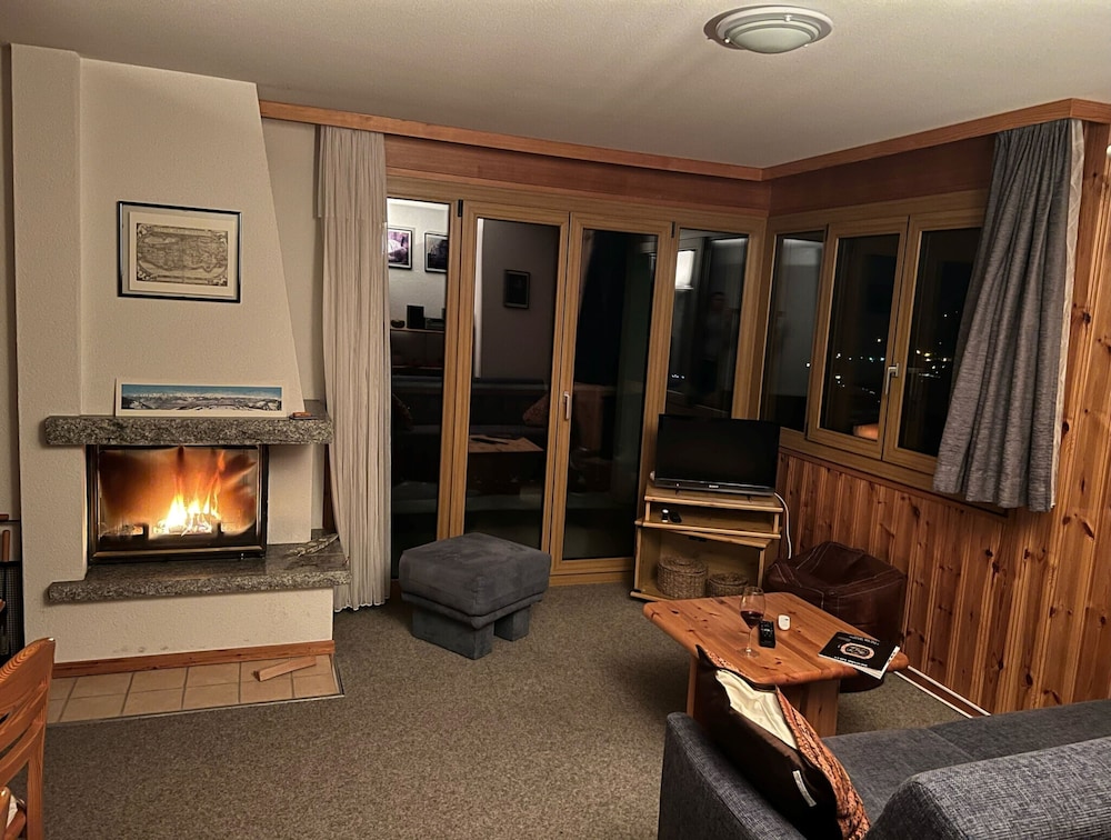 Gracious Apartment With Patio in Hills
