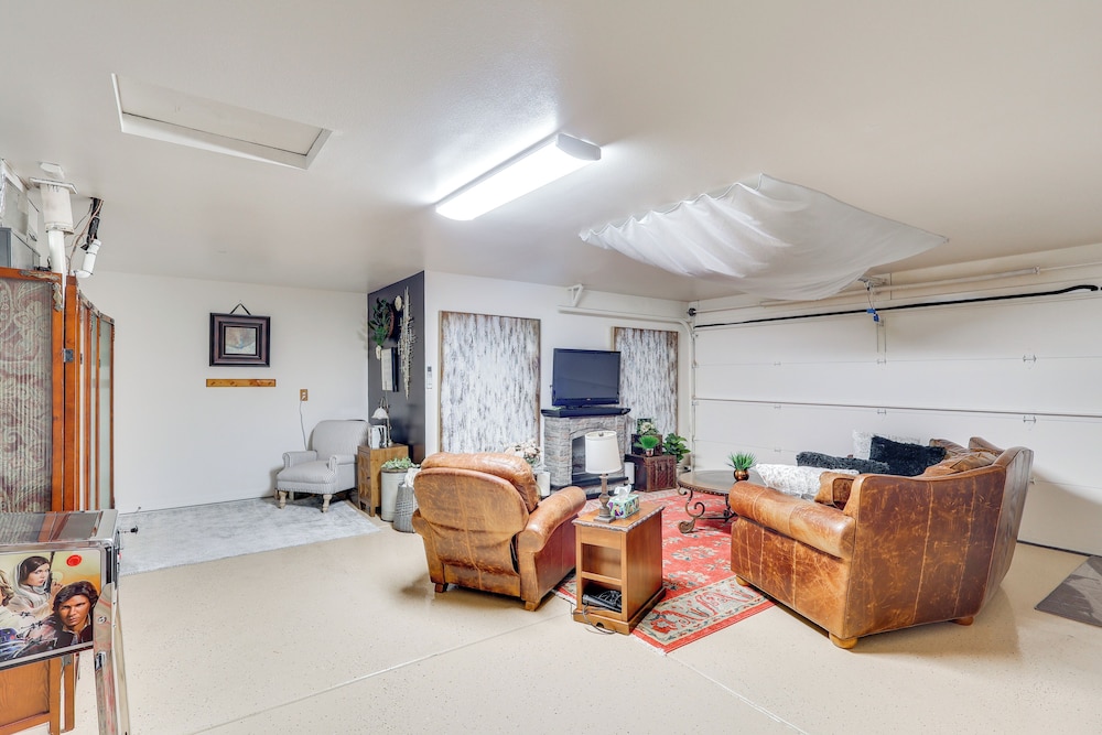 Kingman Family Home: Yard, Grill & Room to Relax!