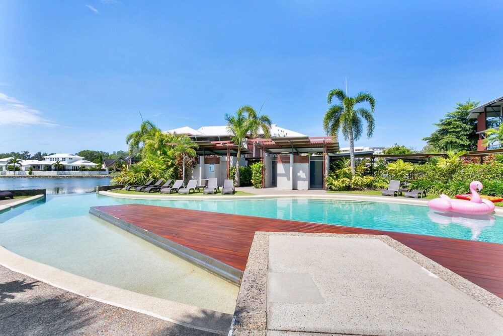 Blue Lagoon Resort Lakeside Apartment