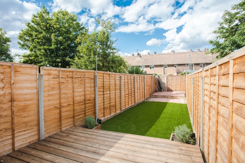 Stylish & Modern 3 Bed Flat in NW London With Garden