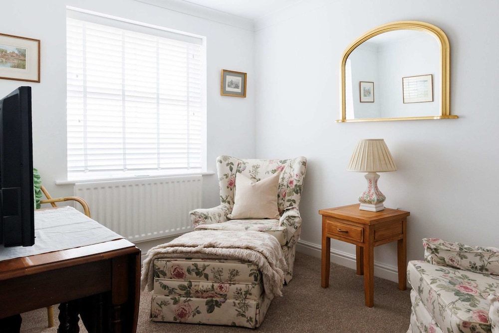 Spacious 4-bed Seaside Retreat in Selsey