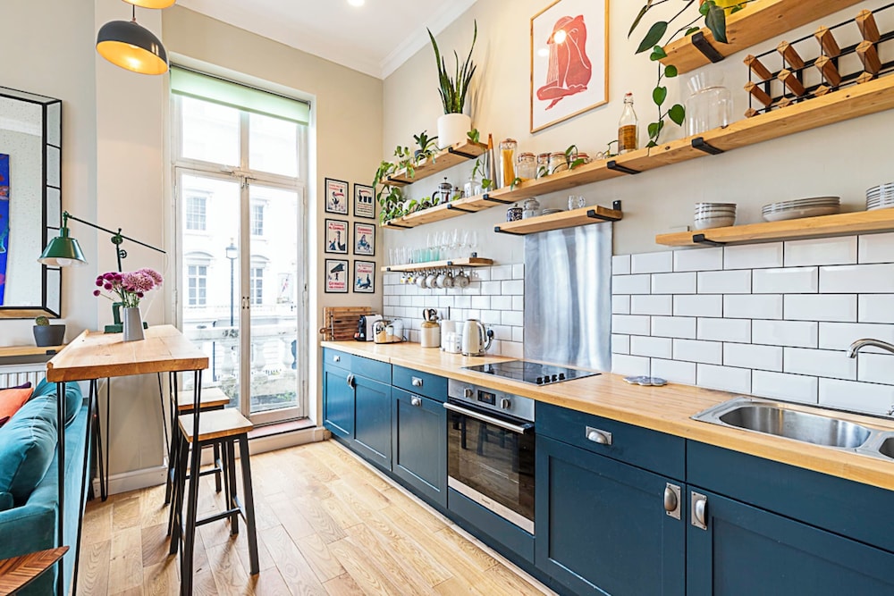 Beautiful Two Bedroom Abode Near Victoria