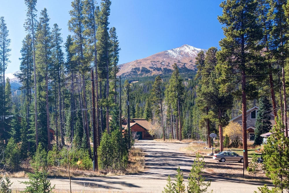 Lone Hand Lodge 4 Bedroom Home by RedAwning