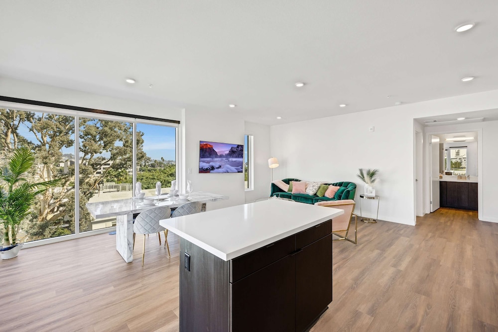Luxury 2BR Hollywood Sign View by Oneluxstay