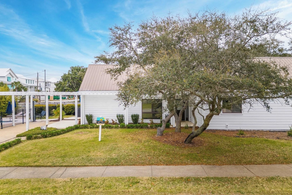 2 Homes in Destin by Avantstay   Sleeps 30, Private Pool+hot Tub, Game Room, Outdoor Bar, Walk to Beach