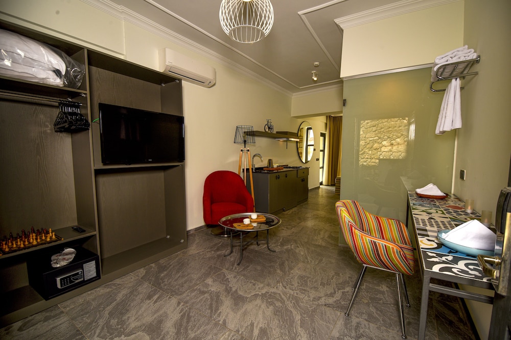 Warm Studio Flat with Patio LOTUS