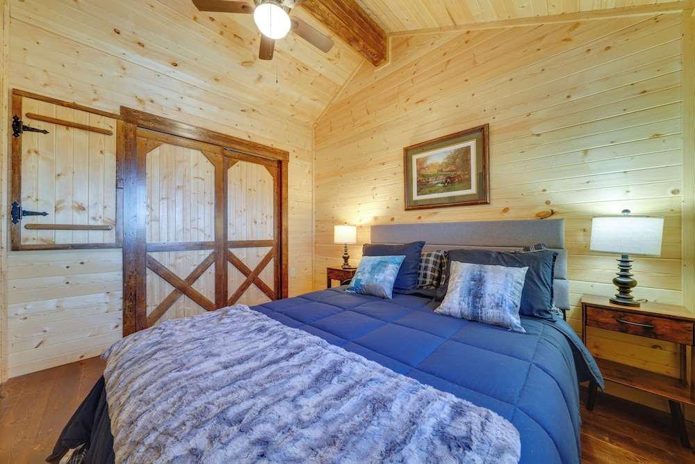 Porch & Pond Views: La Grange Cabin Retreat!
