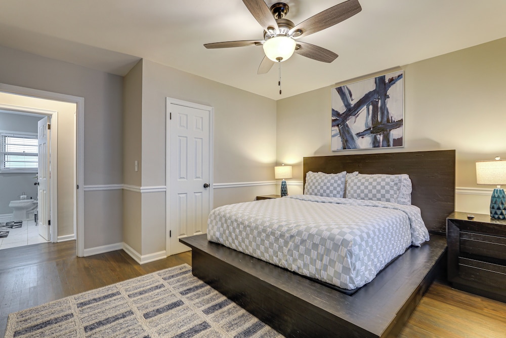 2 Mi to Midtown: Chic Apartment in Atlanta!