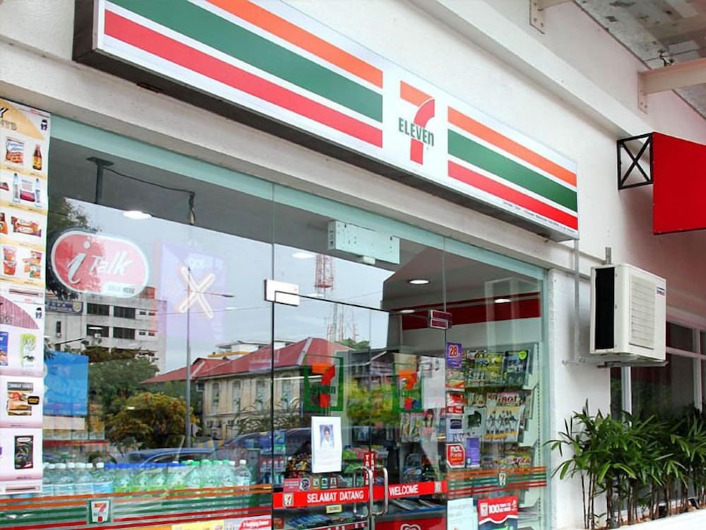 Food District Hostel Cebu Central