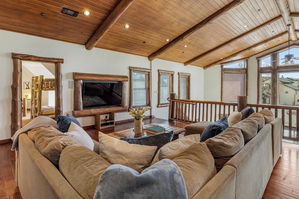 Group Cabin + Lake and Mountain View Pet-friendly, Fireplace, Games, Loft