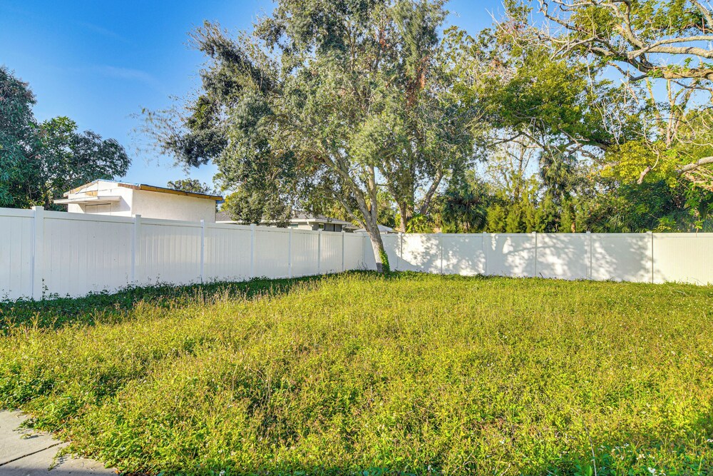 3 Mi to Clearwater Beach: Home w/ Patio & Grill!