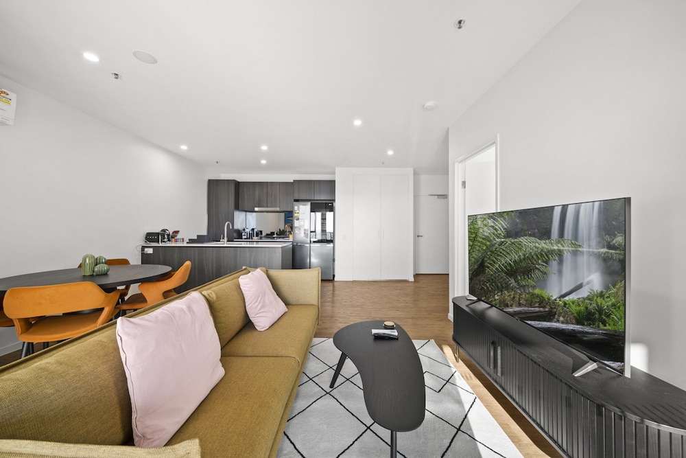 Refined 2-bed With Luxurious Building Amenities