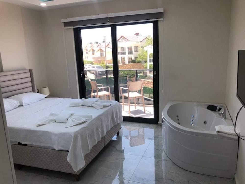 Stunning 4-bed Villa: Private Pool, Sauna & Hammam view 2