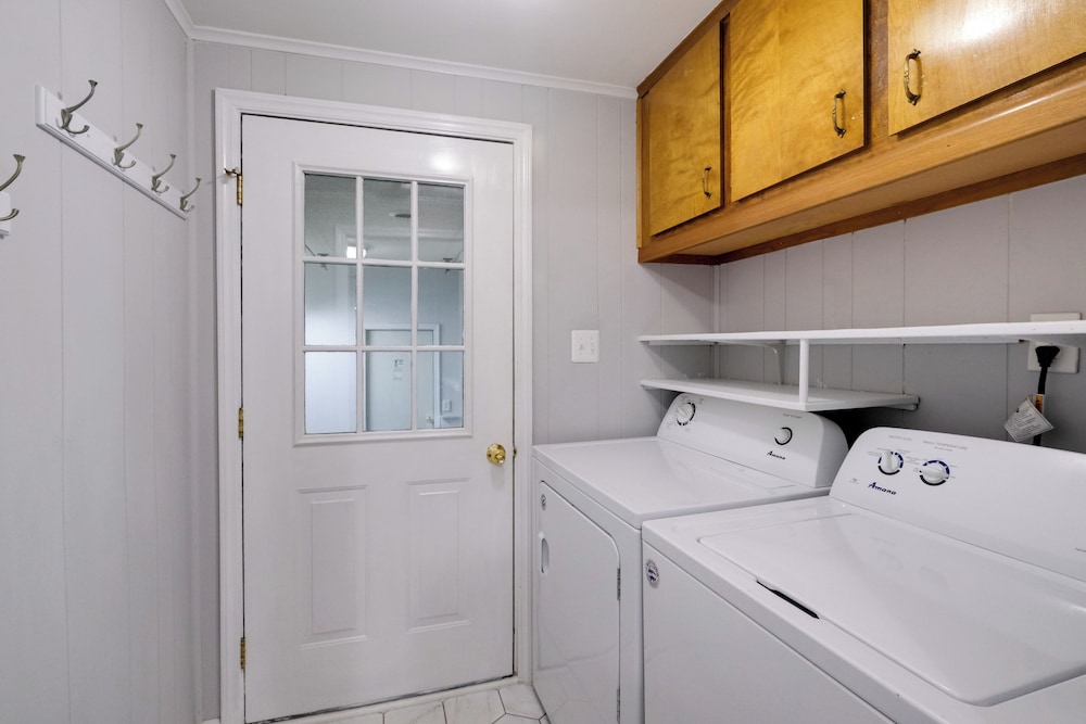 Fish, Relax & Enjoy Lake Views: Colonial Beach Gem