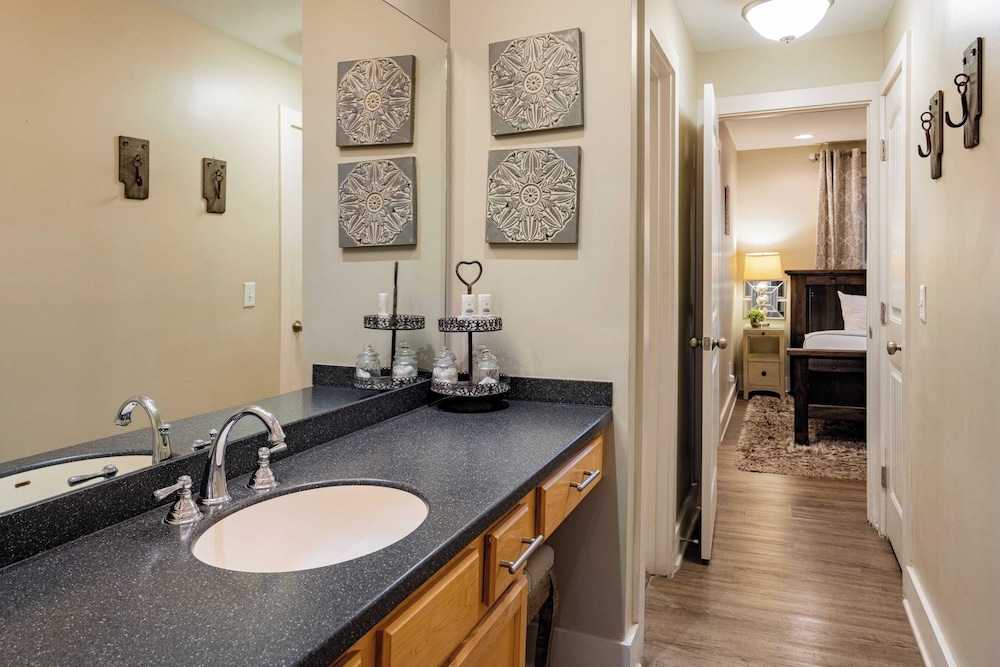 Cumberland River Views, Walk to Broadway, Downtown & Stadium Rockin' Riverfront
