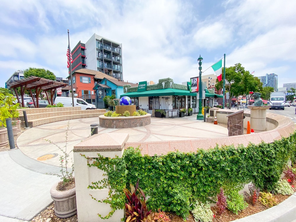 International Travelers House Hostel \- Downtown San Diego Little Italy.