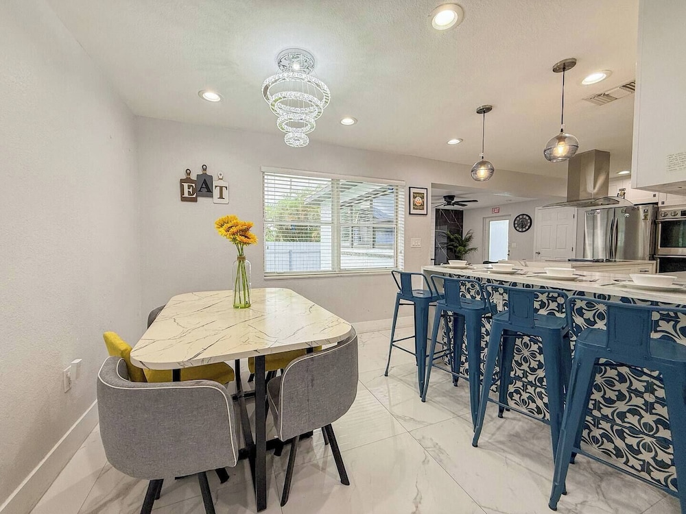 Modern Escape Chef s Kitchen Private Yard