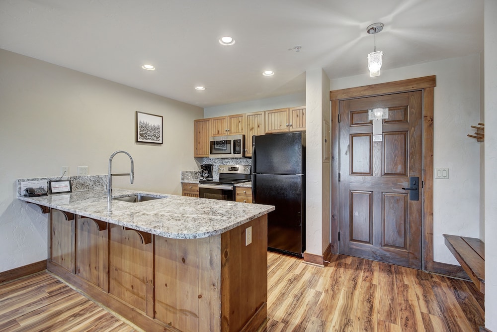 Cozy Ski Chalet With Large Balcony 1 Bedroom Condo