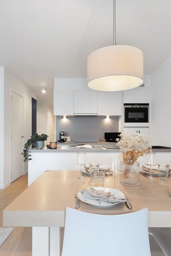 Centrally Located 2 Bedroom Apartment With Parking