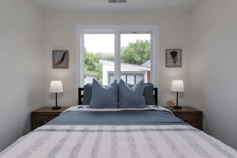 Luxe 4bdr w/ Balcony & Parking, 10 Mins to Broadway 9th Avenue by Avantstay