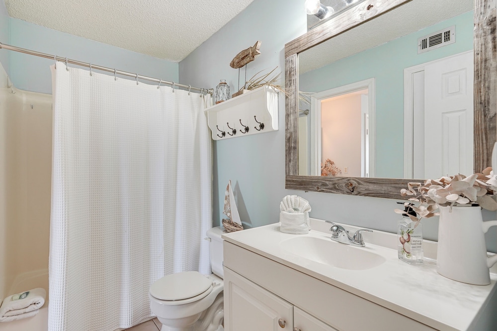 Breezy PCB Retreat w/ Balcony - Walk to Beach!