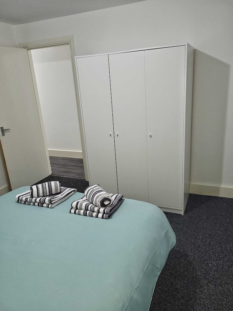 Lovely 2-bed Fully Refurbished House in London