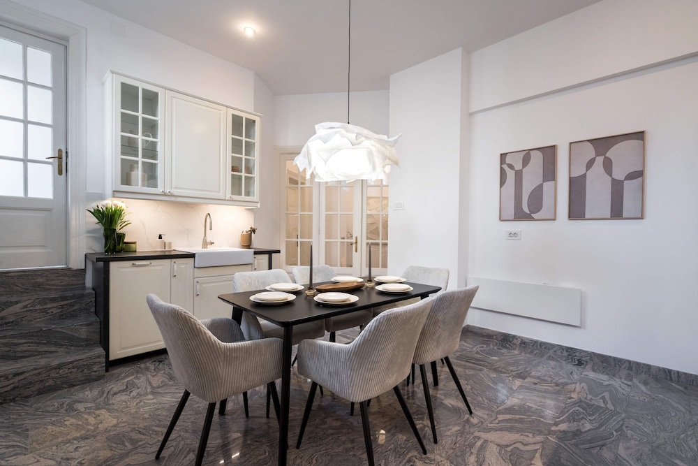 Calea 3BR Victoriei Stunner - Two Living Rooms - Balconies on the Avenue