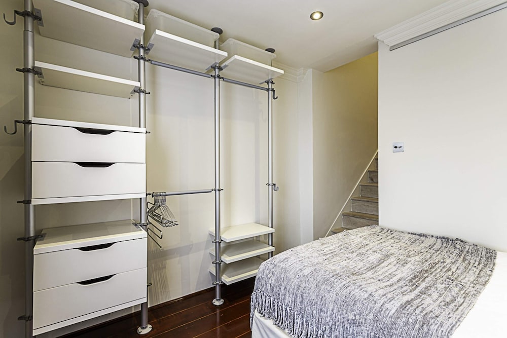 Cosy Kensington Two Bedroom Flat view 3