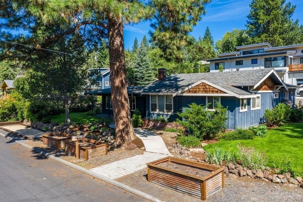 Hotel The Bend House 3 Bedroom Home by RedAwning - Image 1