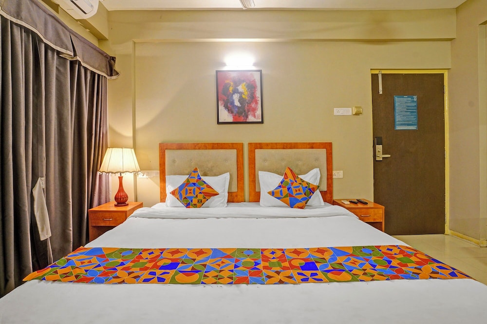 Fabhotel Charvi Reemz