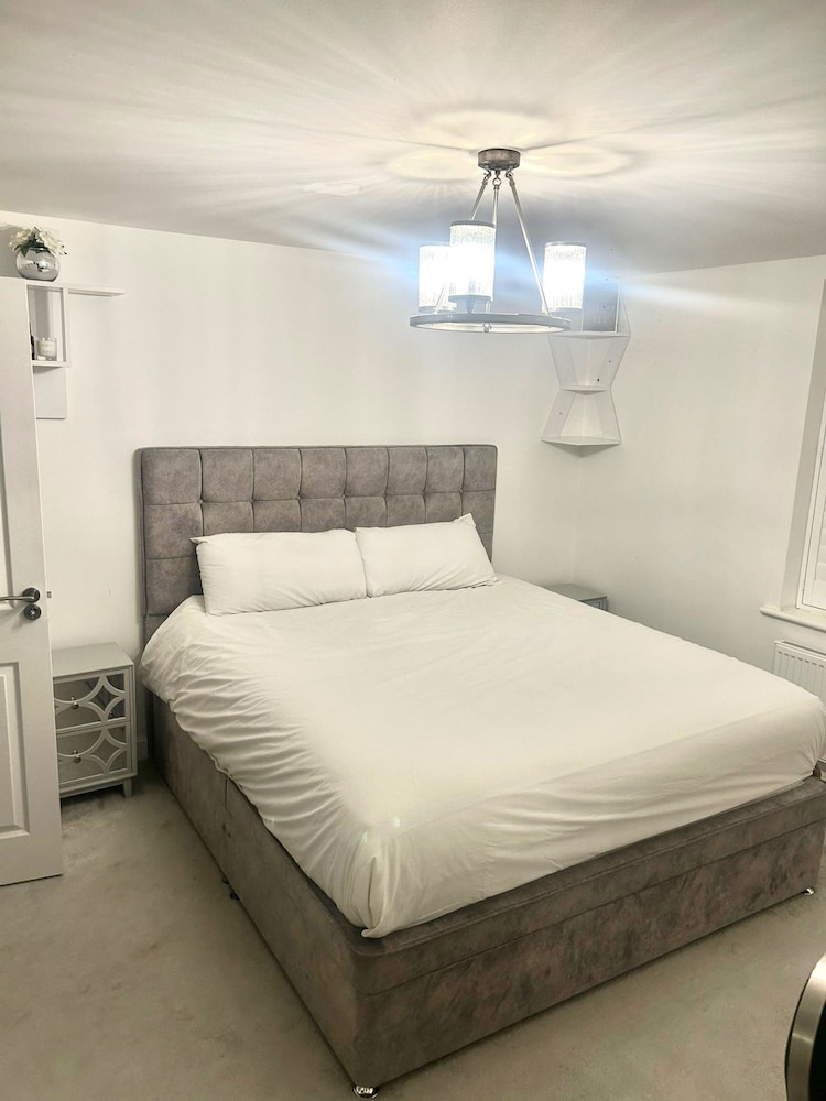 Luxurious Majestic 4 Bedroom- Free Parking