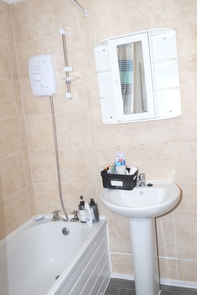 Nottingham 5-br, Sleeps 11 w/ Garden & Parking