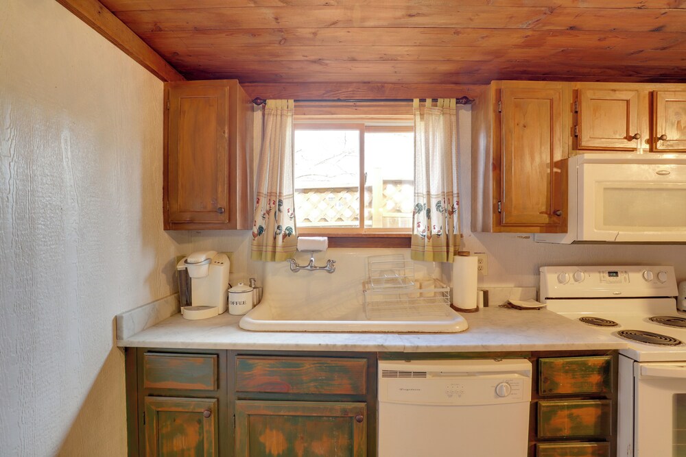 Scenic Hot Springs Retreat Near Appalachian Trail!