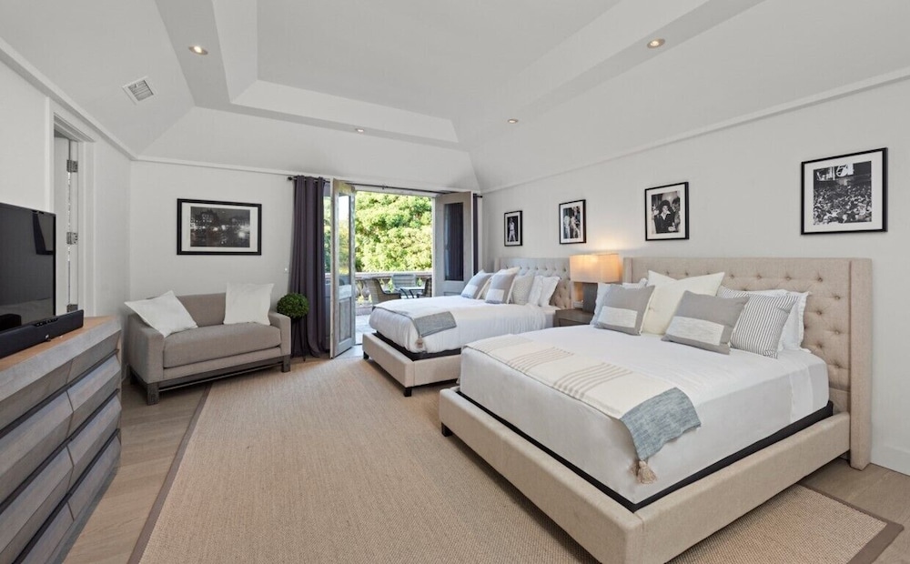 Carolwood - Modern Tuscan Villa With Rolling Lawns and Loggia in Holmby Hills - Image 5