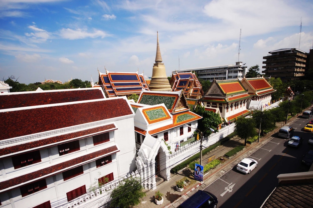 Feung Nakorn Balcony Rooms and Cafe