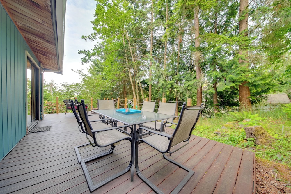 2 Blocks to Puget Sound Beach: Lummi Island Home